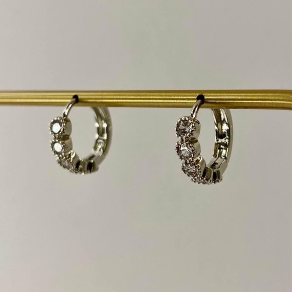 Beautiful Pair of High Quality Silver Plated French Hoop Earrings - Picture 1 of 2